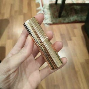 Charlotte Tilbury K.I.S.S.I.N.G YES HONEY+MAC TWIG